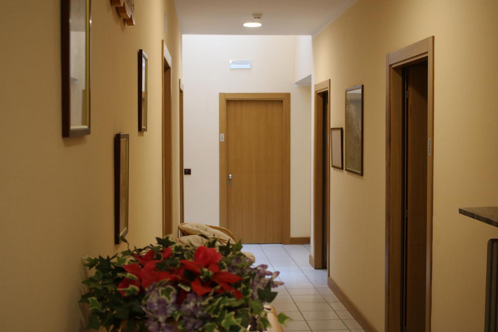 Hotel Le Pinete Piazzatorre Eksteriør bilde