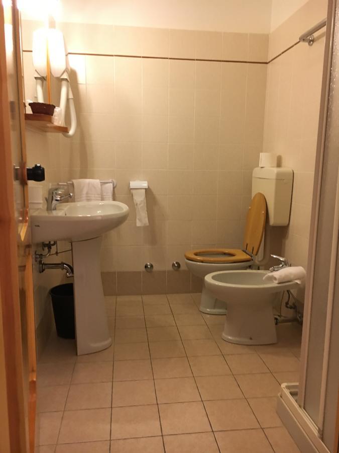 Hotel Le Pinete Piazzatorre Eksteriør bilde